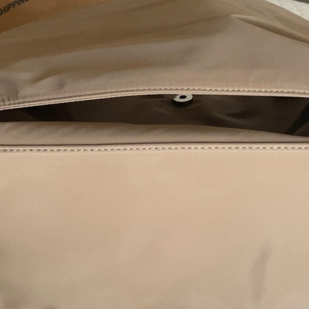 Avon Weekender Travel Bag - Picture 9 of 12